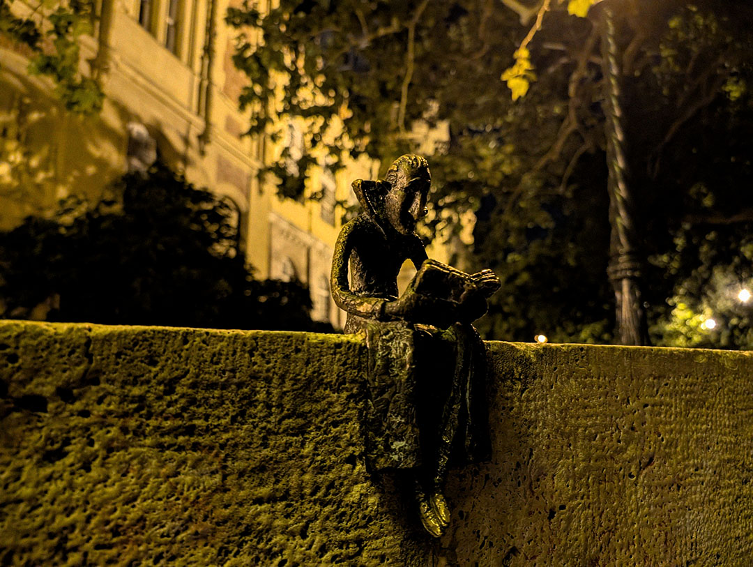 Dracula Mini-Statue gallery image 3